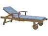 Espreguiçadeira em madeira escura de acácia e almofada azul AMANTEA_880514