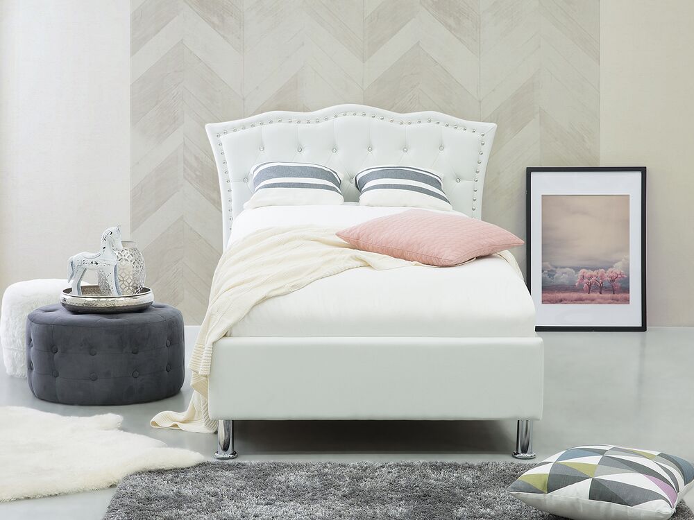 Bett Kunstleder Weiss Mit Bettkasten Hochklappbar 90 X 200 Cm Metz Beliani De Verkaufe mein bett in weiss mit silbernen fuessen groesse: bett metz 90x200 storage weiss ch