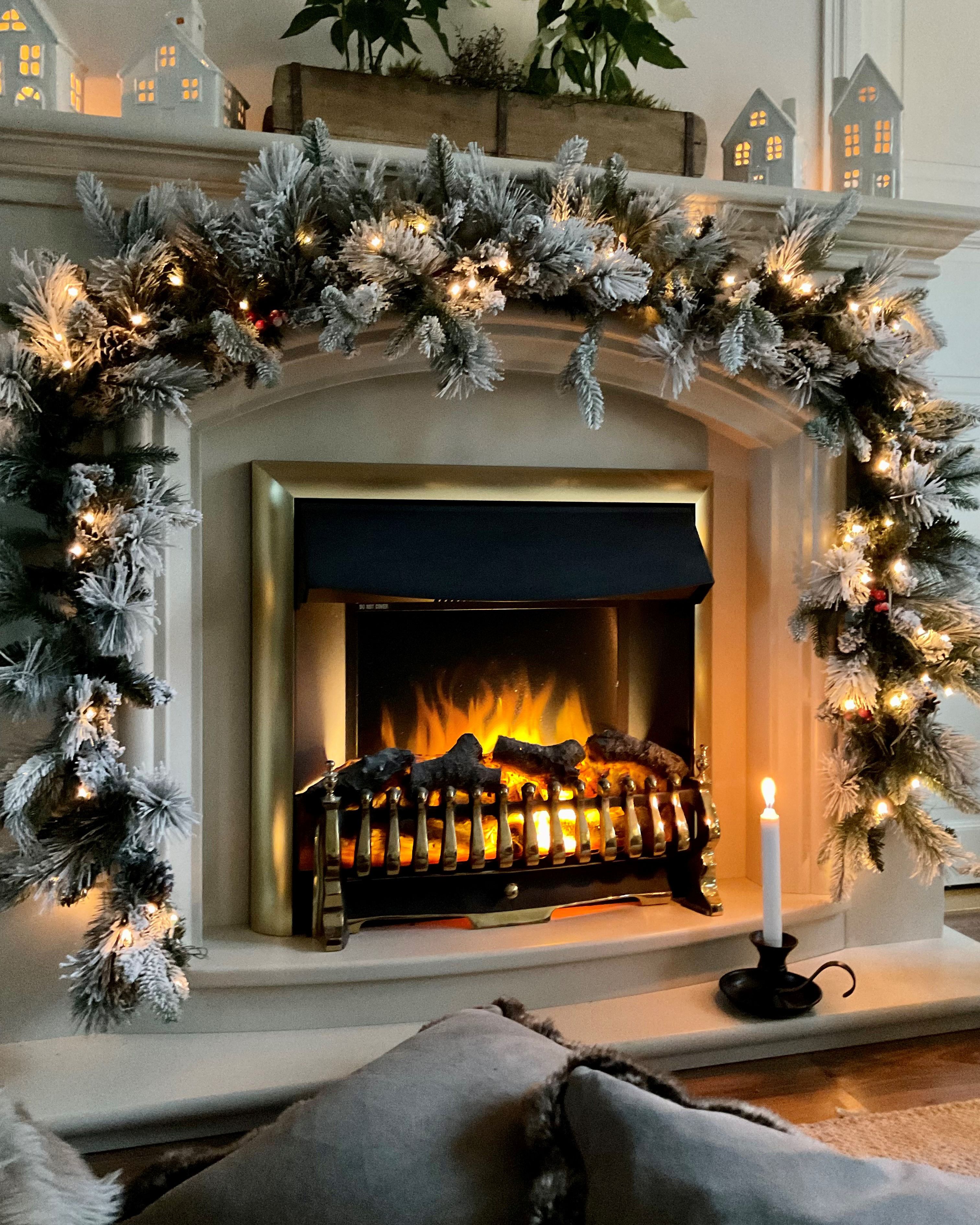 PreLit Snowy Christmas Garland 180 cm White WHITEHORN Beliani.co.uk