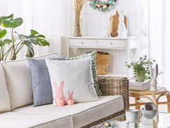 Koristetyynysetti 2 kpl pupukuviolla 45 x 45 cm valkoinen/vaaleanpunainen PHILOX Koristetyynysetti 2 kpl pupukuviolla 45 x 45 cm valkoinen/vaaleanpunainen PHILOX