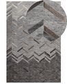 Tappeto in pelle color grigio 140 x 200 cm a pelo corto ARKUM_751237