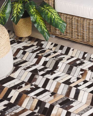 Beliani Tappeto in Pelle Marrone e Bianca Motivo a Spina di Pesce 160 x 230 cm Akyele 