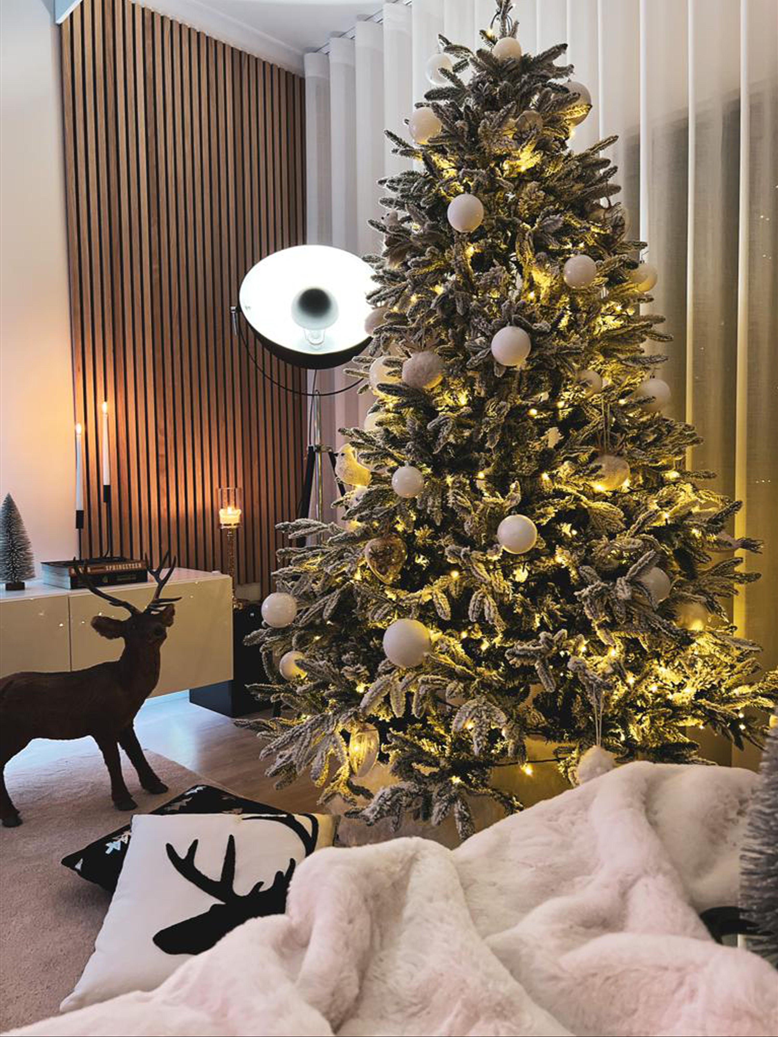 Künstlicher Weihnachtsbaum schneebedeckt 210 cm weiß BASSIE_836710