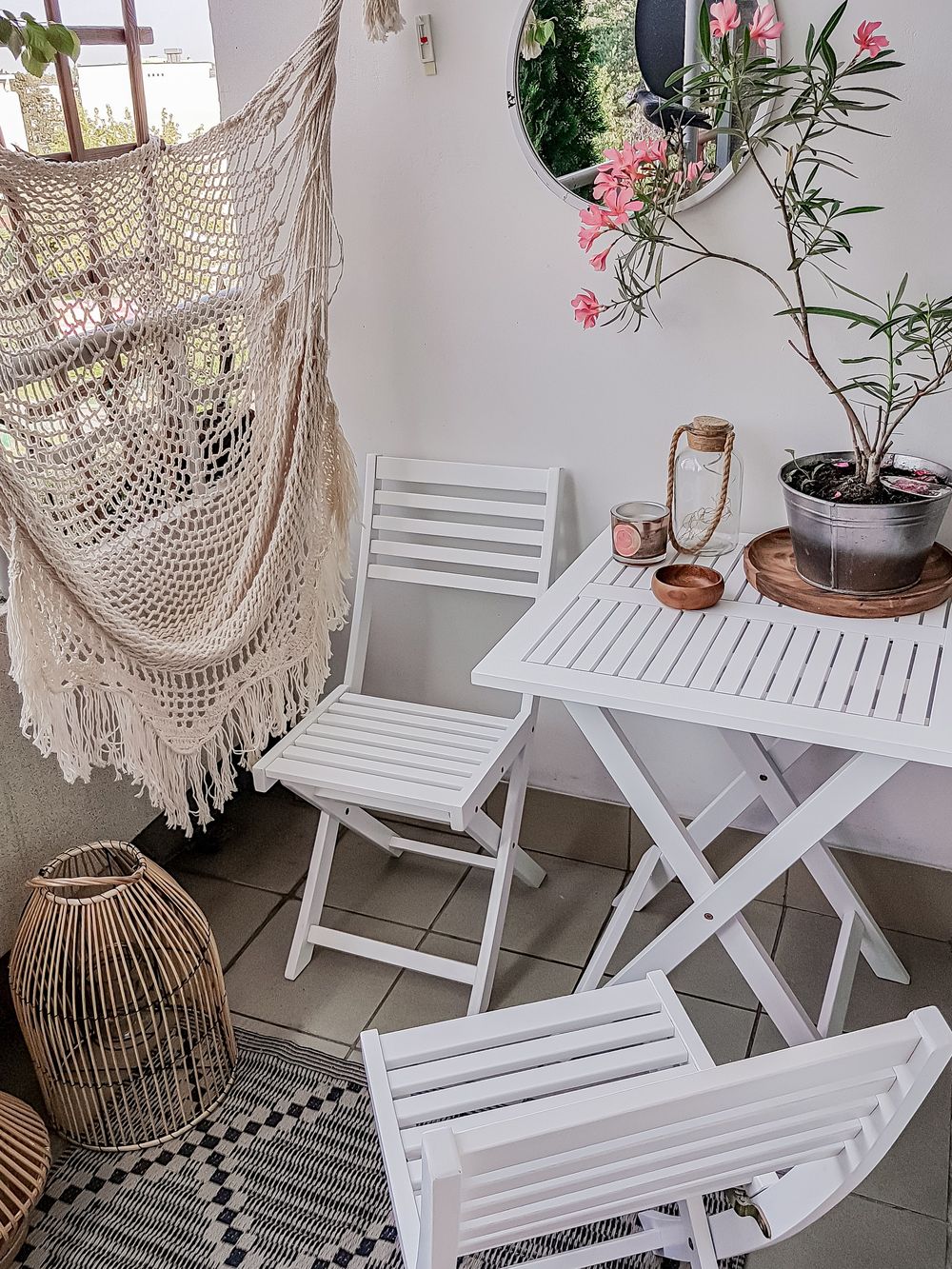 Table et 2 chaises de jardin blanches en bois FIJI  Beliani.fr