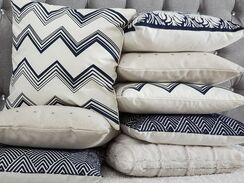2 Декоративные подушки-зигзаги 45 x 45 см, белые и синие NERINE