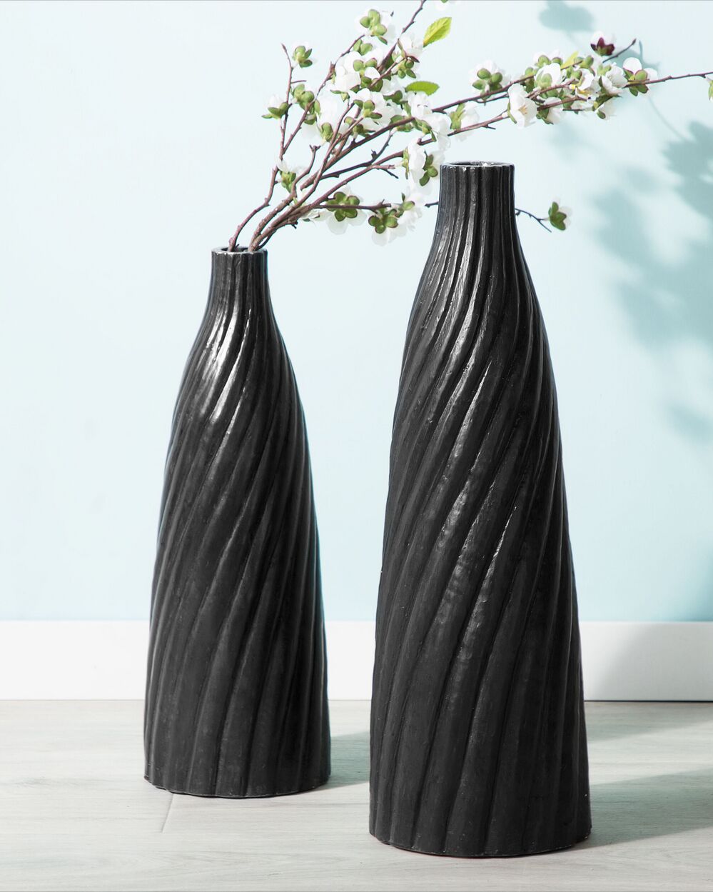 Dekovase schwarz 45 cm FLORENTIA Beliani.de