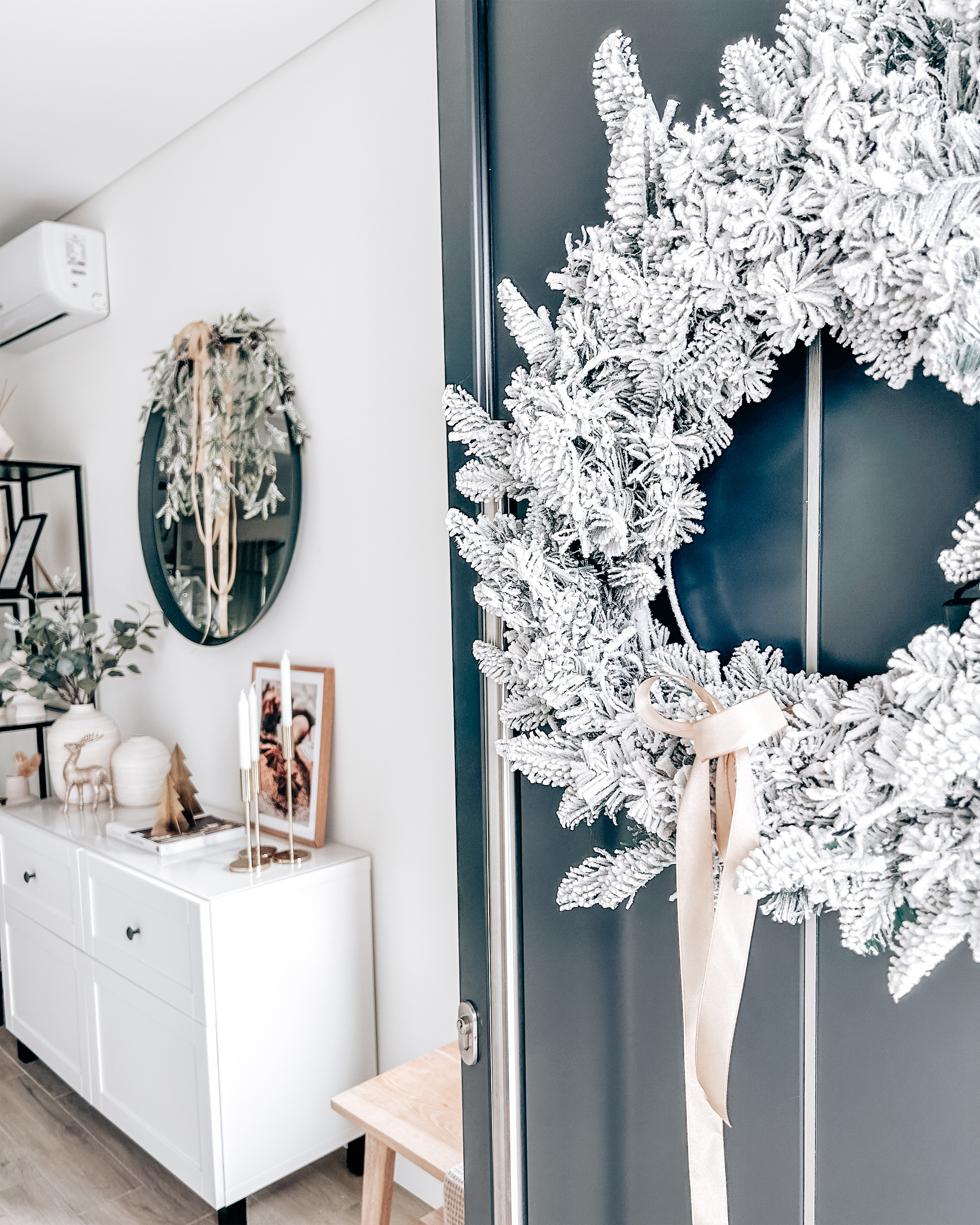 Weihnachtskranz weiß mit LED-Beleuchtung Schnee bedeckt ⌀ 70 cm SUNDO_895632
