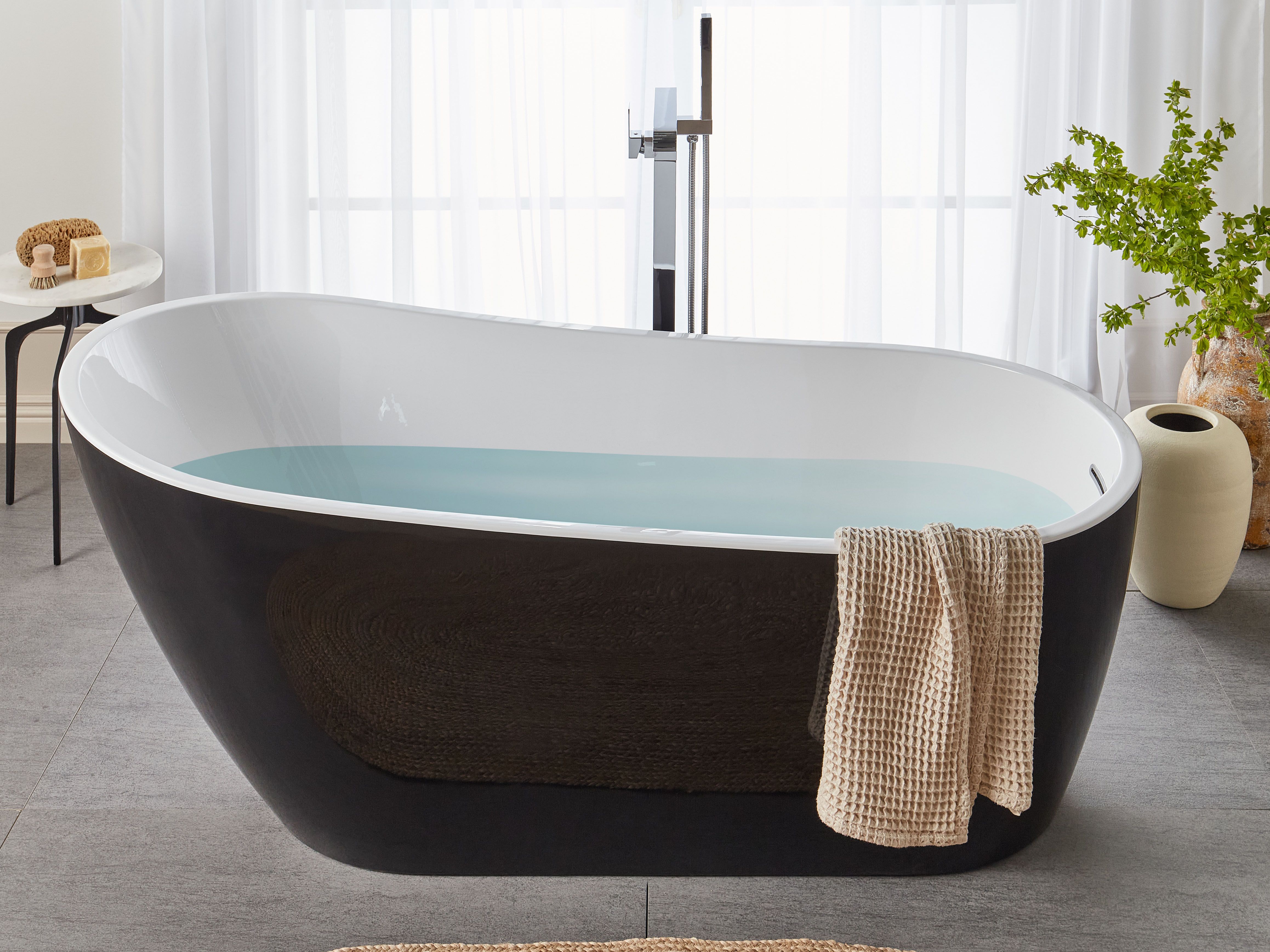 Frittstående badekar svart 170 x 78 cm SOLARTE | Beliani.no