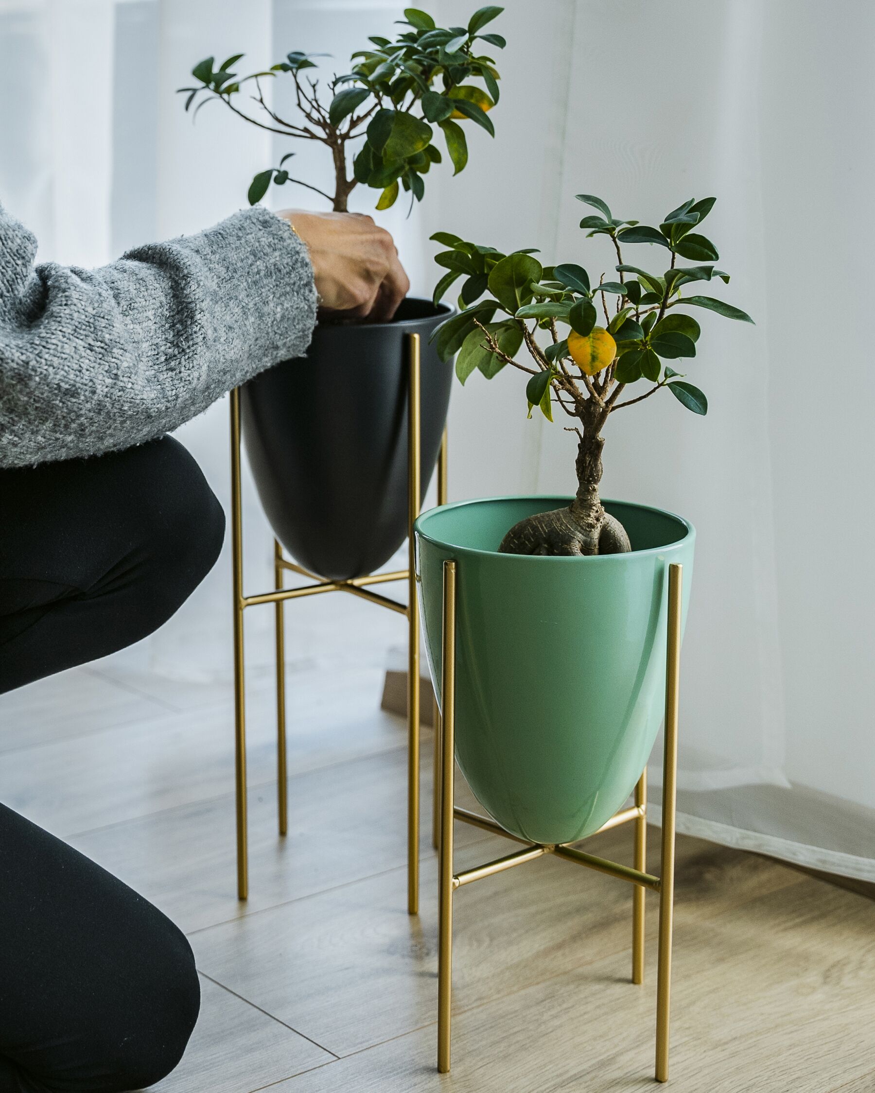 Vaso para plantas com pernas de metal verde e dourado 16 x 16 x 31 cm ...