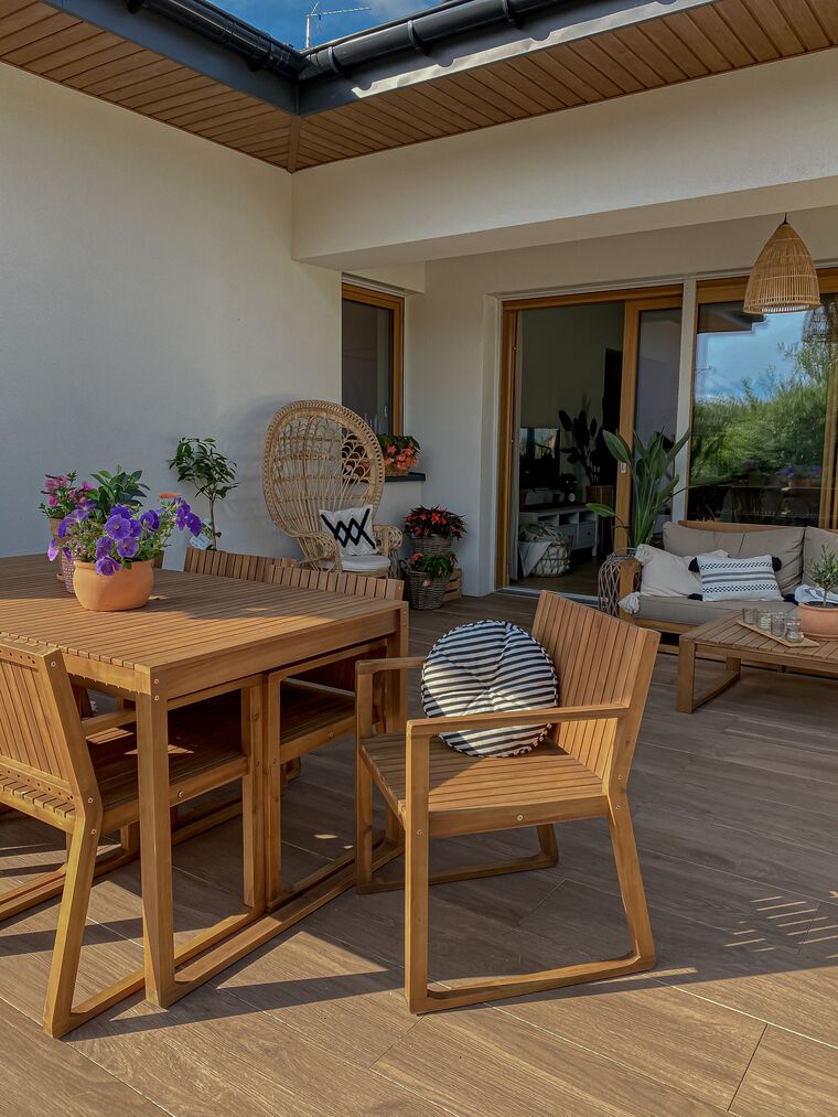 Ensemble de jardin en bois avec 6 chaises et table à roulette SASSARI Beliani.fr