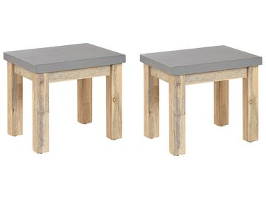 Conjunto de 2 taburetes de jardín de cemento reforzado gris/madera clara OSTUNI