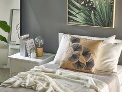 Koristetyyny lehtikuviolla 45 x 45 cm beige WAKAD Koristetyyny lehtikuviolla 45 x 45 cm beige WAKAD