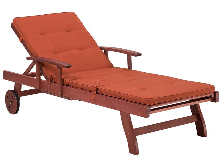 Chaise longue en bois naturel avec coussin rouge TOSCANA_784119
