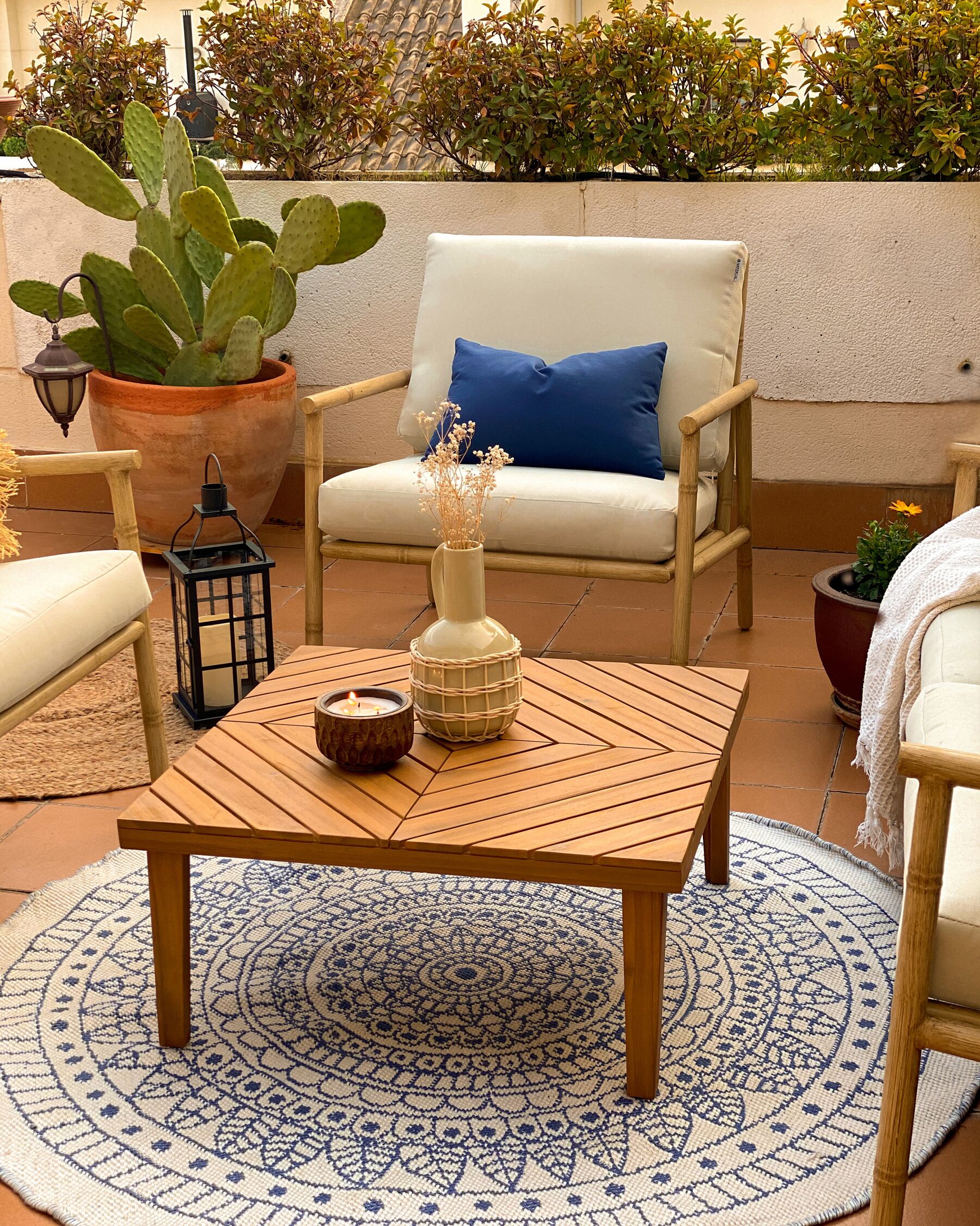 Outdoor Teppich blau/weiß ⌀ 140 cm zweiseitig YALAK Beliani.de