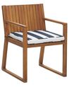 Sada 8 světle hnědých dřevěných zahradních židlí s modrým pruhovaným polštářem SASSARI_827977