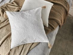 Koristetyyny valkoinen kohokuvioitu 45 x 45 cm 2 kpl AZALEA Koristetyyny valkoinen kohokuvioitu 45 x 45 cm 2 kpl AZALEA