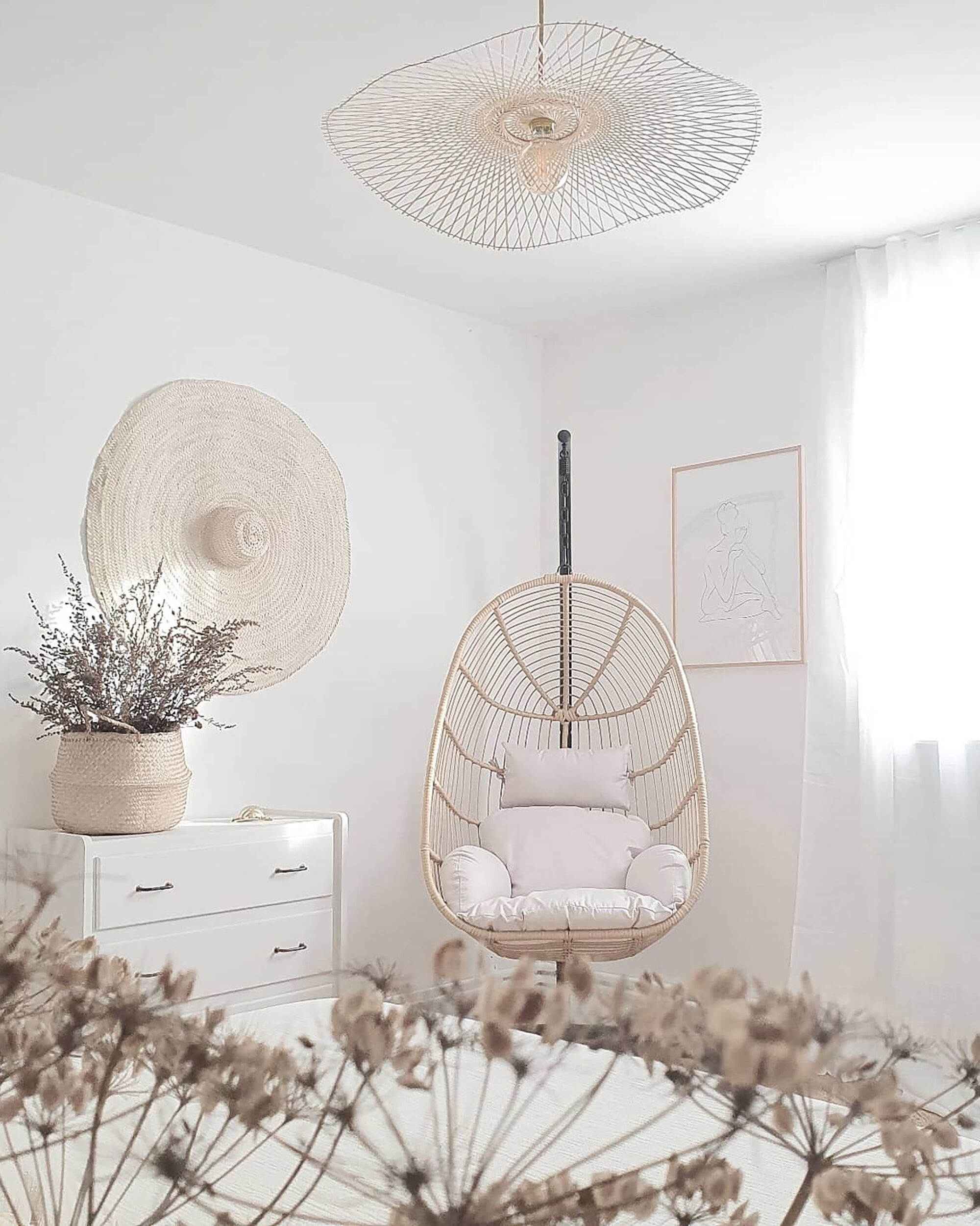 Cadeira suspensa em rattan cor natural com suporte CASOLI | Beliani.pt