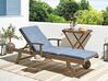 Chaise longue inclinable en bois d'acacia et coussin bleu AMANTEA_880514