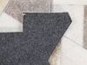 Tapis patchwork en cuir gris et beige 140 x 200 cm VARTO_780598