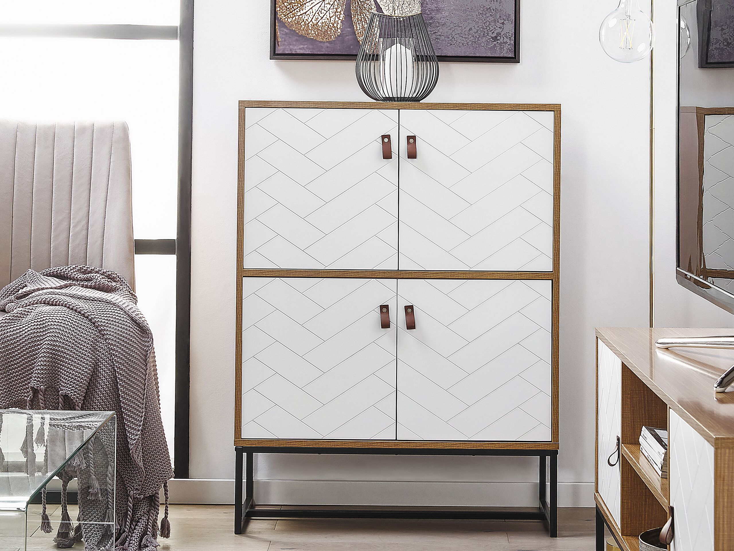 Cómoda com 4 portas em castanho claro e branco NUEVA