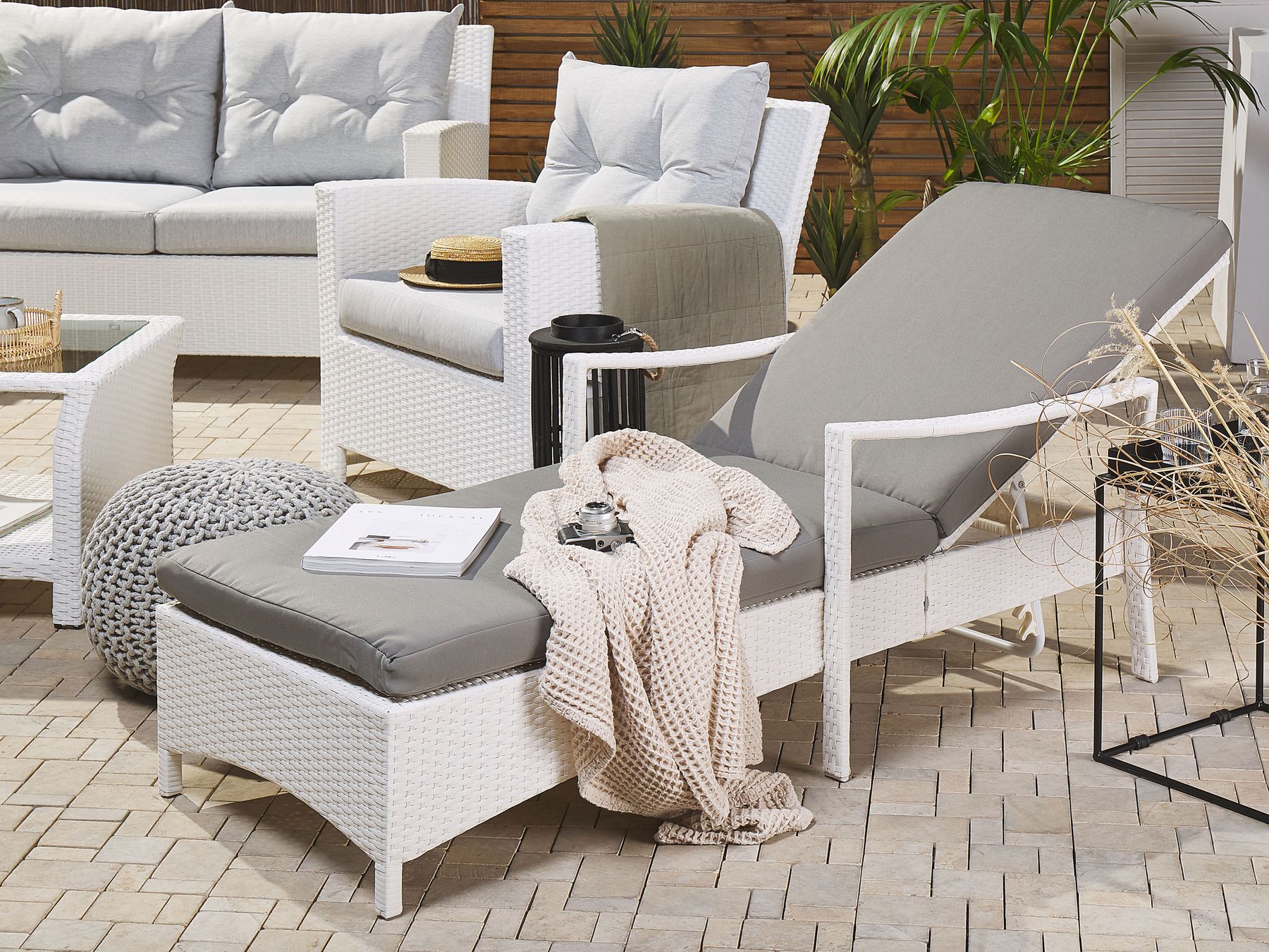 Gartenliege Rattan weiss Auflage grau VASTO | Beliani.ch