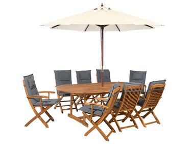 Trädgårdsmöbelset av bord 8 stolar med gråa dynor och parasoll MAUI