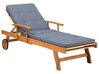 Chaise longue pliable en bois naturel et coussin bleu JAVA_802842