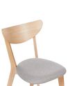 Zestaw 2 drewnianych krzeseł do jadalni jasne drewno z szarym ERIE_869141