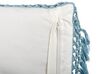 Almofada decorativa com padrão floral e borlas em algodão branco e azul 45 x 45 cm PALLIDA_839143