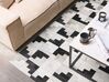 Kožený koberec 140 x 200 cm sivá/čierna EFIRLI_793262
