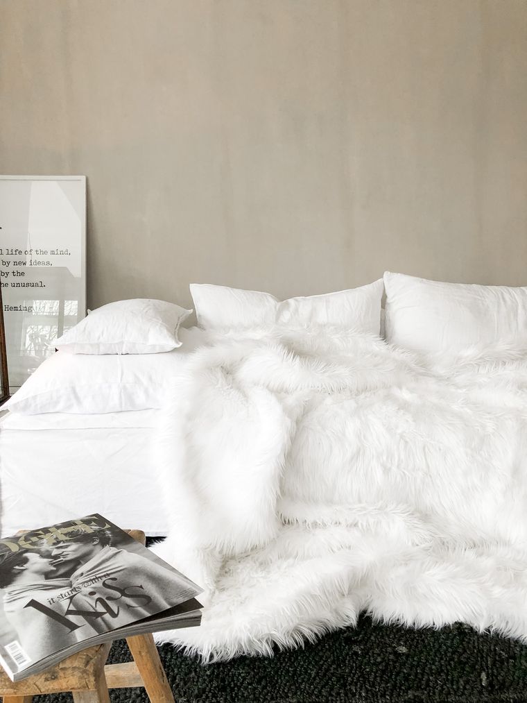 Faux Fur Bedspread 200 x 220 cm White DELICE Beliani.co.uk