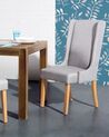 Conjunto de 2 sillas de comedor de algodón gris claro/madera clara CHAMBERS_799215
