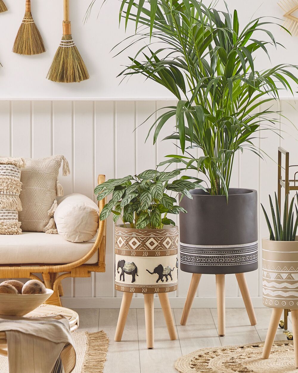 Pflanzenständer Elefantenmotiv mit Holzbeinen ⌀ 19 cm KOTTES | Beliani.de