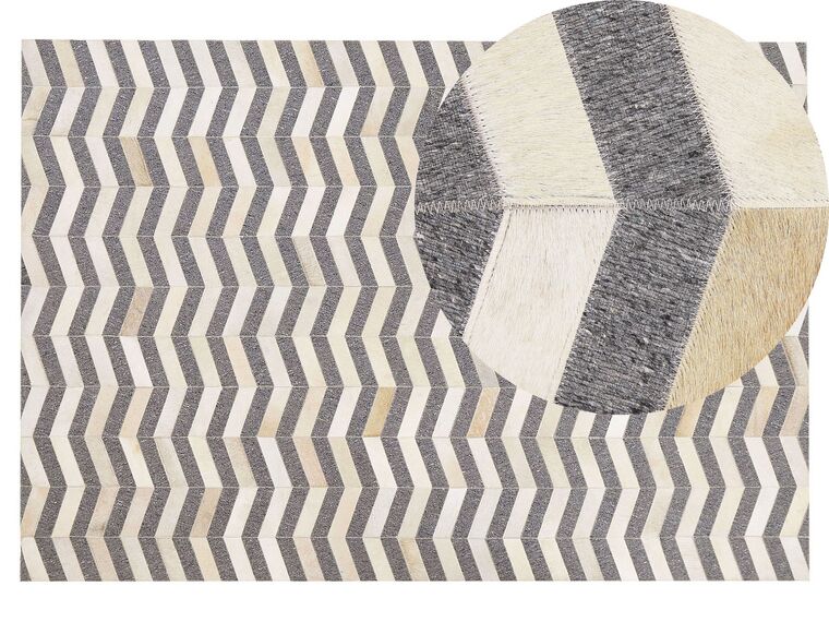 Kožený koberec v šedé a béžové barvě 140 x 200 cm BAGGOZE _780481