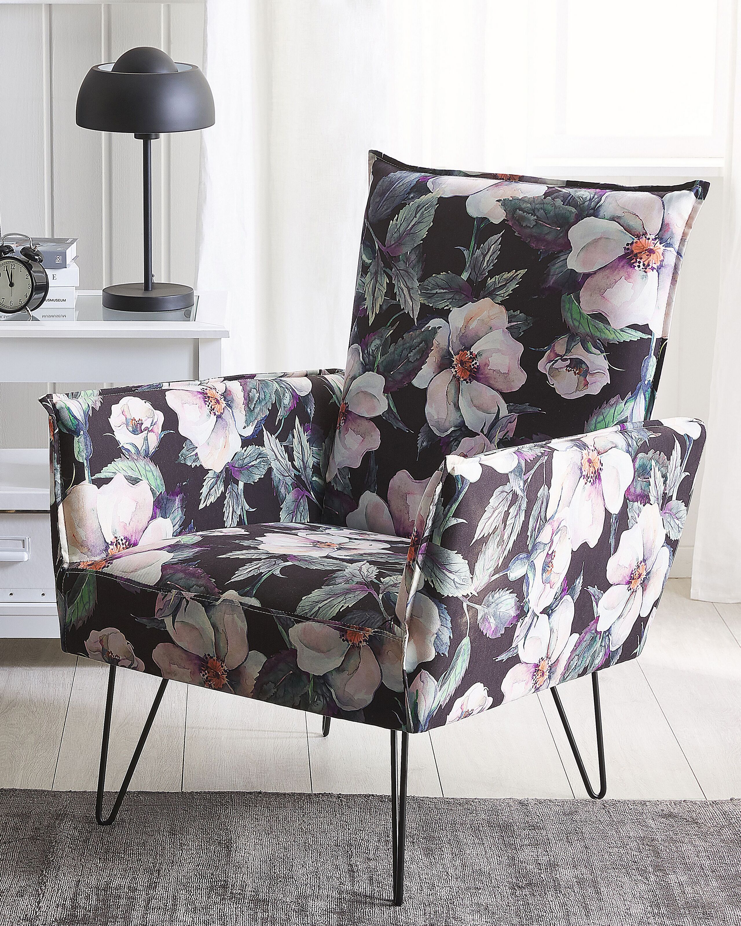 Poltrona estofada com padrão floral preto RIBE