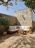 Salon de jardin 5 places côté droit en bois d'acacia avec coussins blanc cassé MARETTIMO_857568