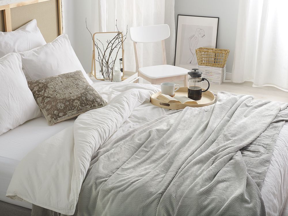 Plaid gris clair 200 x 220 cm SAITLER Beliani.fr