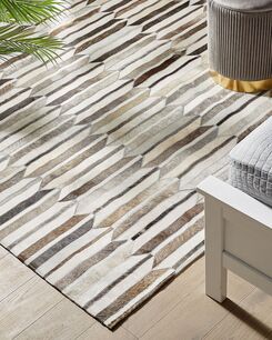 Matto lehmännahka ruskea/beige 140 x 200 cm KULALAR Matto lehmännahka ruskea/beige 140 x 200 cm KULALAR