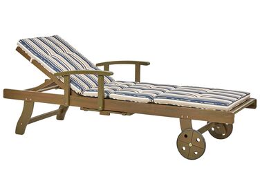 Chaise longue inclinable en bois d'acacia et coussin bleu rayé AMANTEA