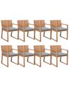 Conjunto de 8 sillas de jardín de madera de acacia clara con cojines gris claro SASSARI_745999