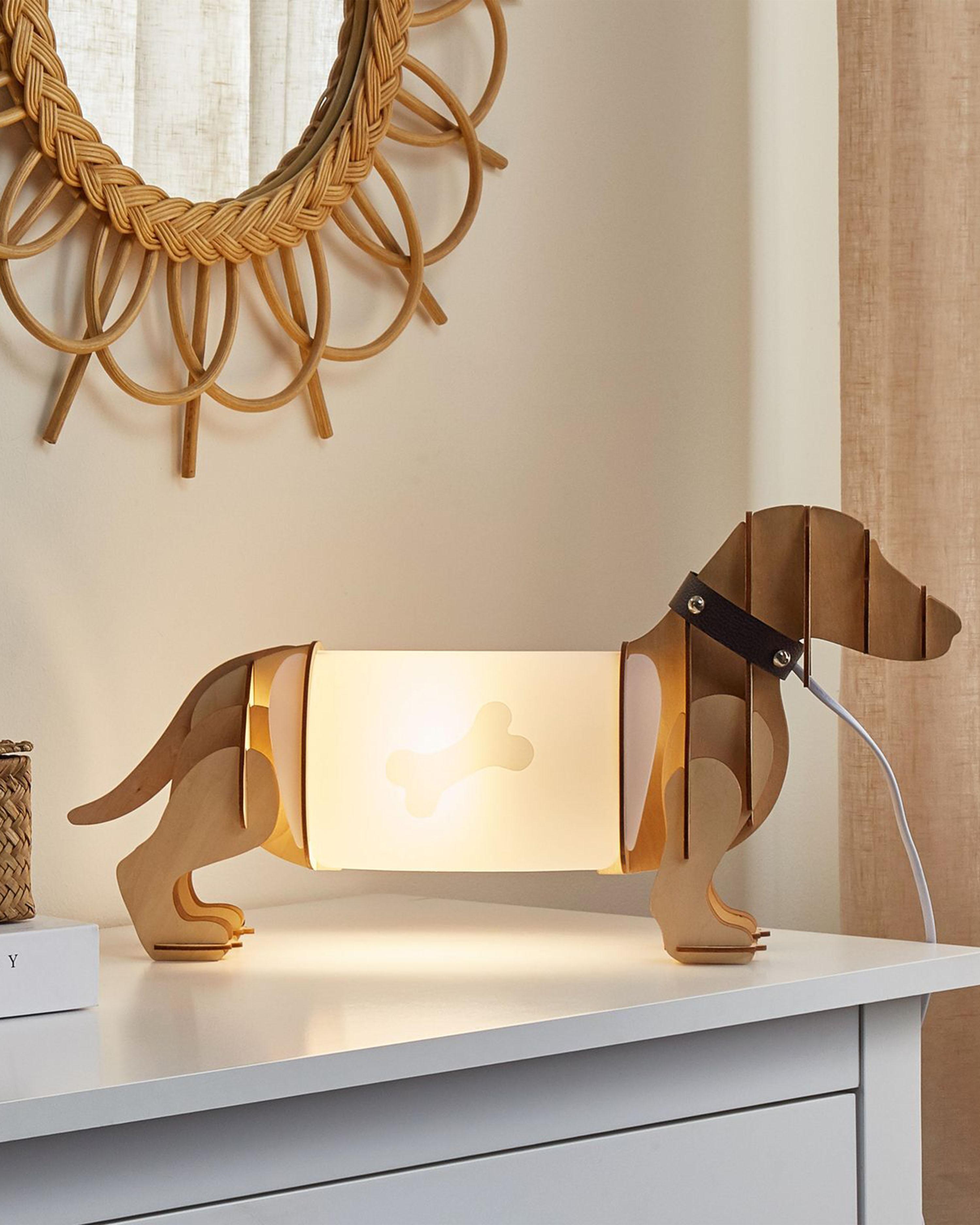 Lampe de table bois clair en forme de chien LOUBIERE_837124