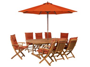 Trädgårdsmöbelset av bord 8 stolar med terrakotta dynor och parasoll MAUI
