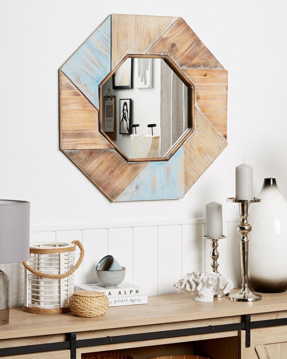 Espejo de pared de madera maciza con balda en tonos oscuros