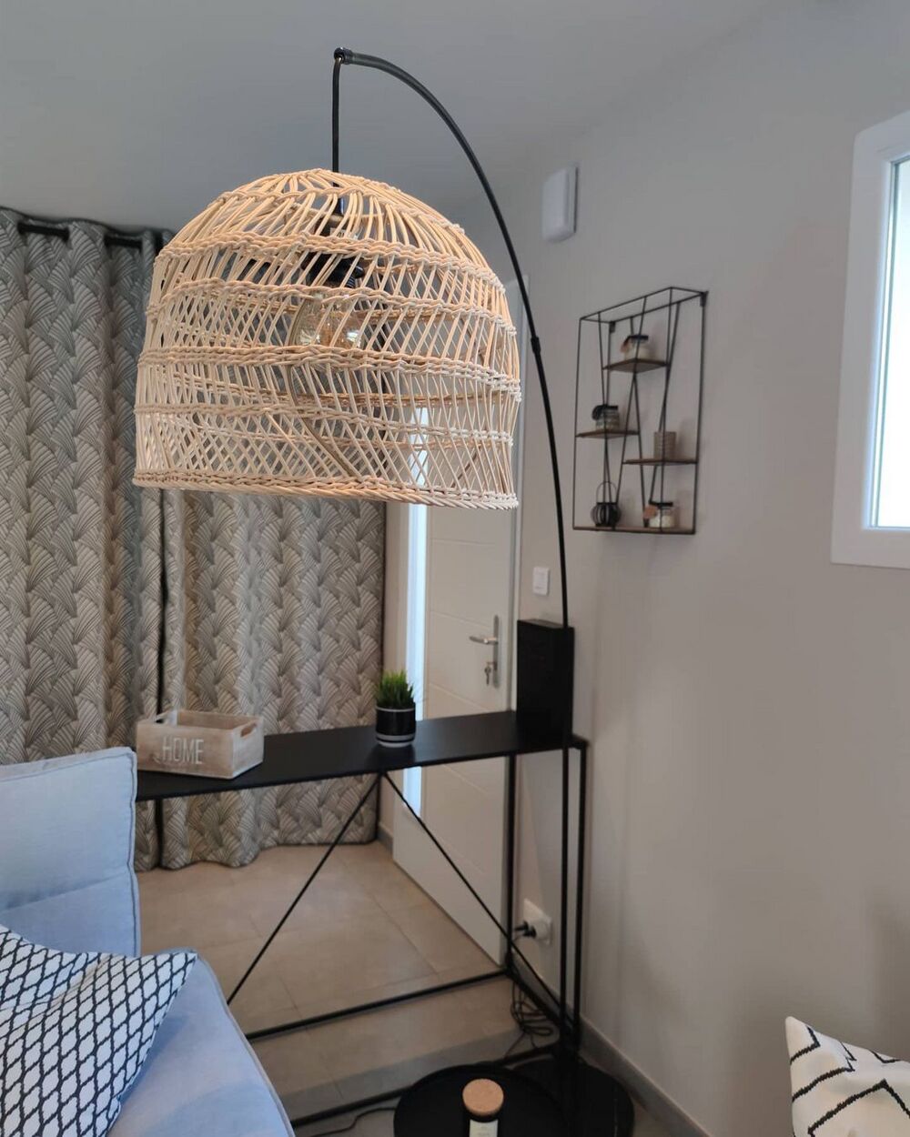 Lampe sur pied avec abat-jour en rotin GUAVIARE | Beliani.fr