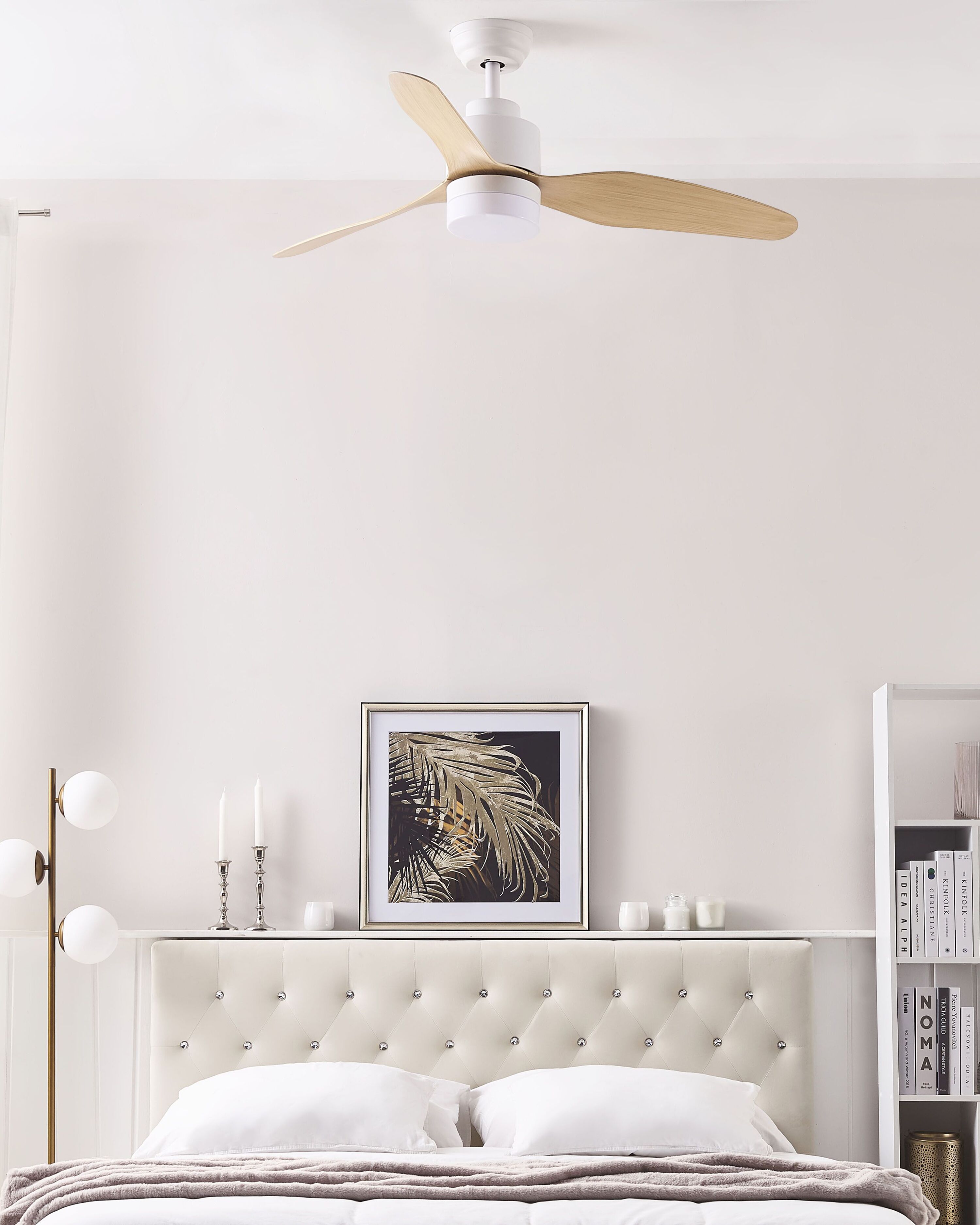 Deckenventilator mit Licht heller Holzfarbton / weiß ANDERSON | Beliani.de