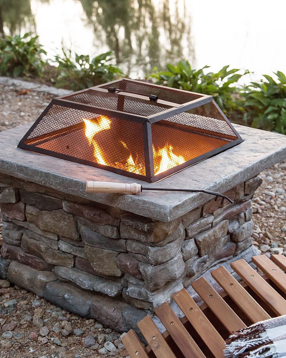 Feuerstelle hellgrau Leichtbeton rechteckig KELUD | Beliani.de