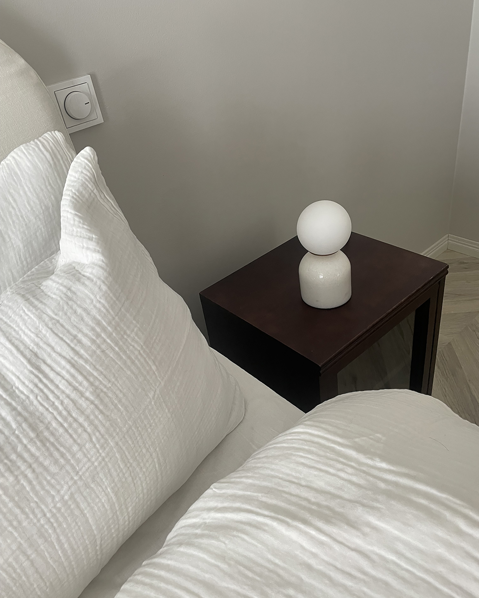 Candeeiro de mesa com efeito de mármore branco 21 cm KIWI_907343