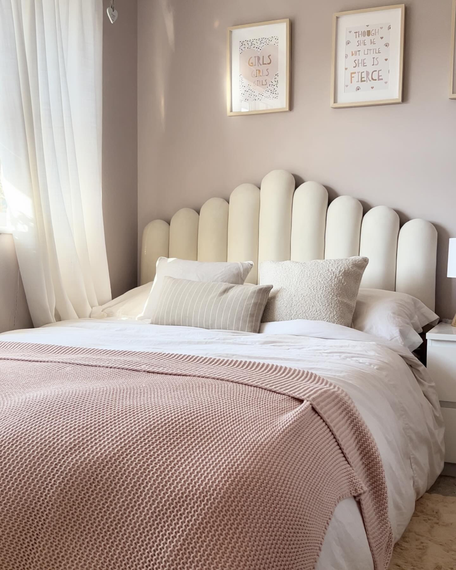 Sametová postel s úložným prostorem 140 x 200 cm krémová VINCENNES_908706