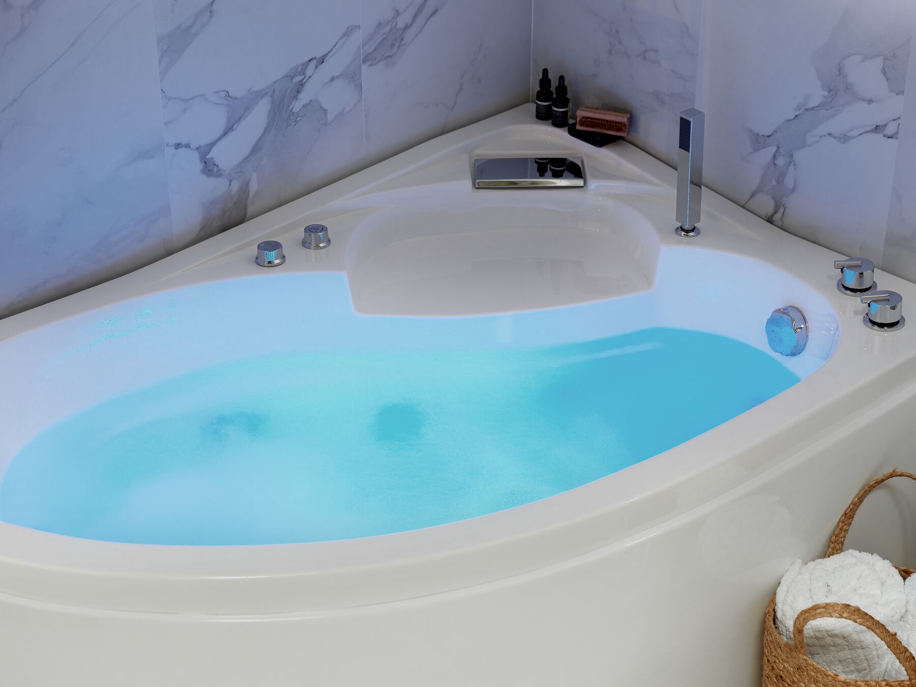 Whirlpool-Badewanne weiss Eckmodell mit LED 150 x 100 cm links NEIVA