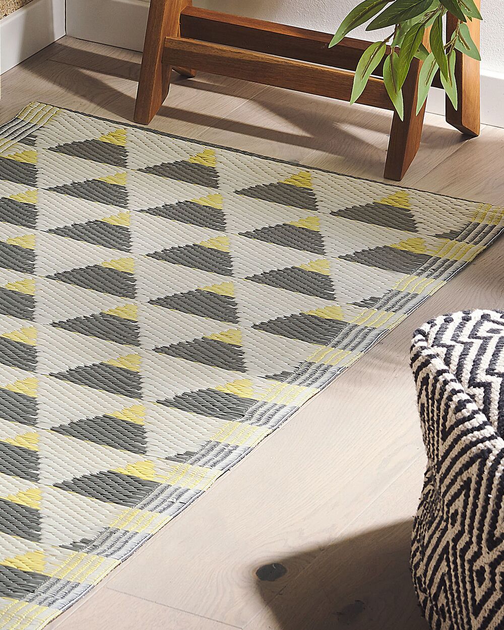 Outdoor Teppich grau-gelb 60 x 105 cm Dreieck Muster HISAR